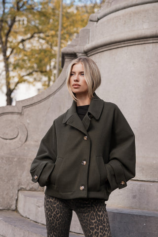 Korte trenchcoat met vlindermouw groen - Cassie