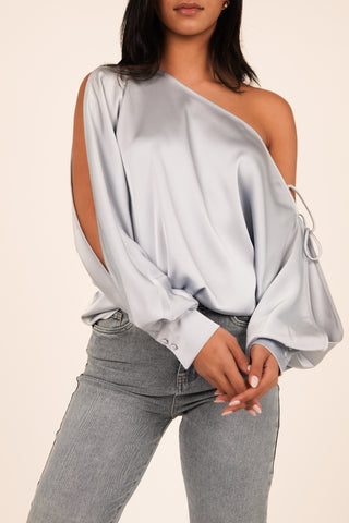 One shoulder satin top licht blauw - Djessy