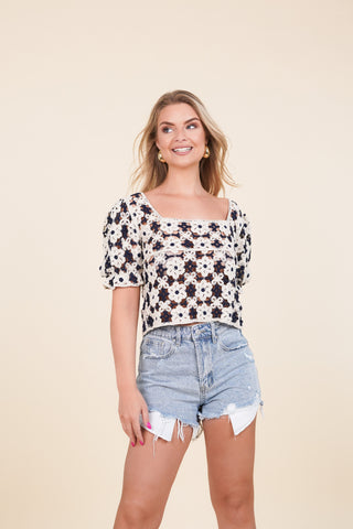 Korte gehaakte top met bloemen beige/blauw